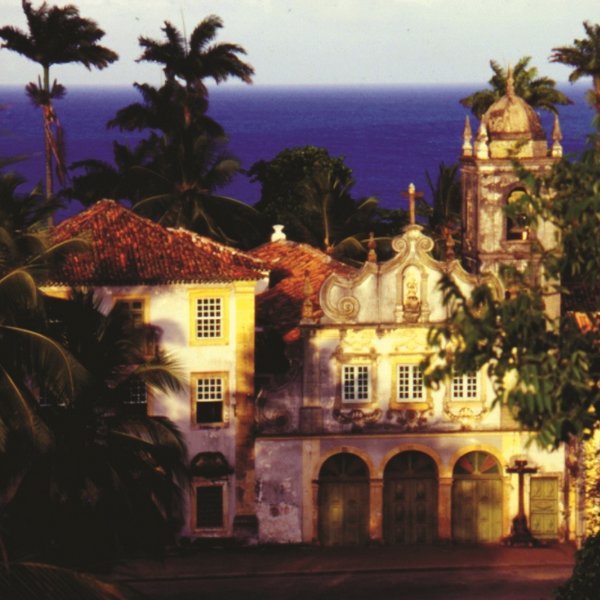 Kirche Olinda Brasilien umgeben durch Bäume