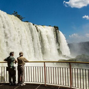 Ein Paar bestaunt die Wasserfälle Foz do Iguacu in Brasilien