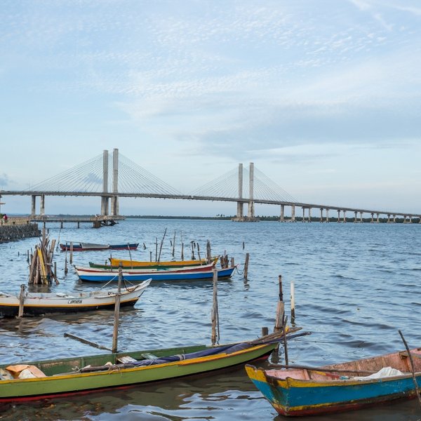 Bootjes en brug in Aracaju Brazilie