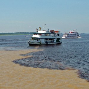 Boot bei "meeting of the waters" Brasilien